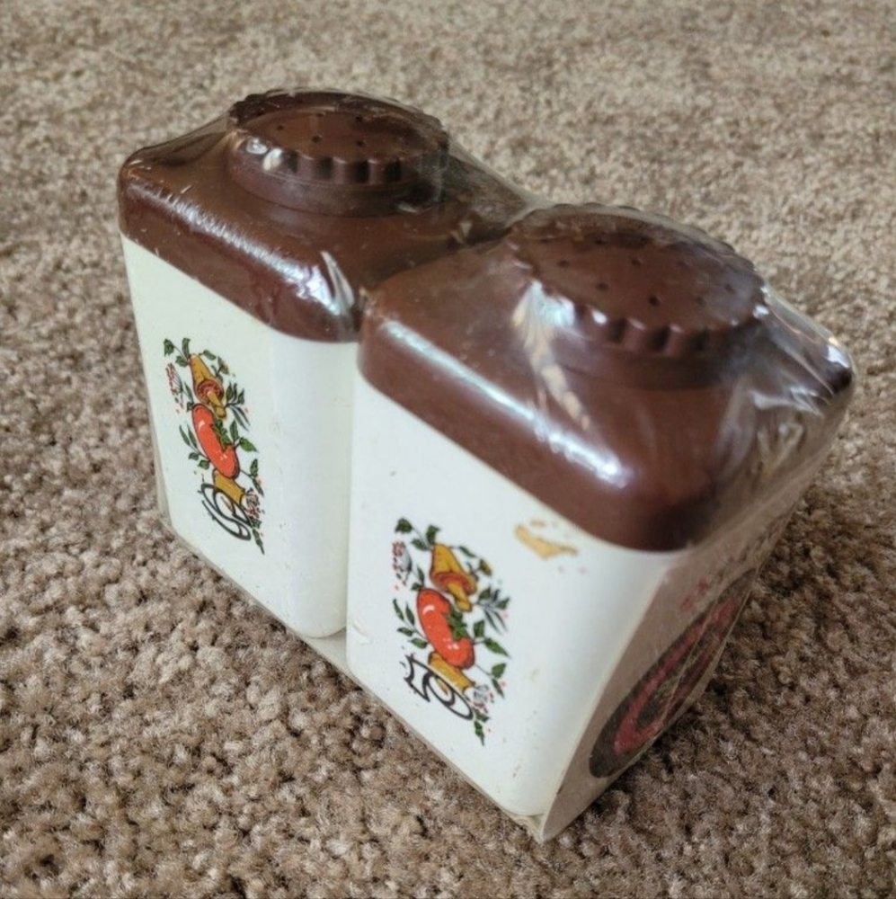 Sterilite salt and pepper shaker set vintage